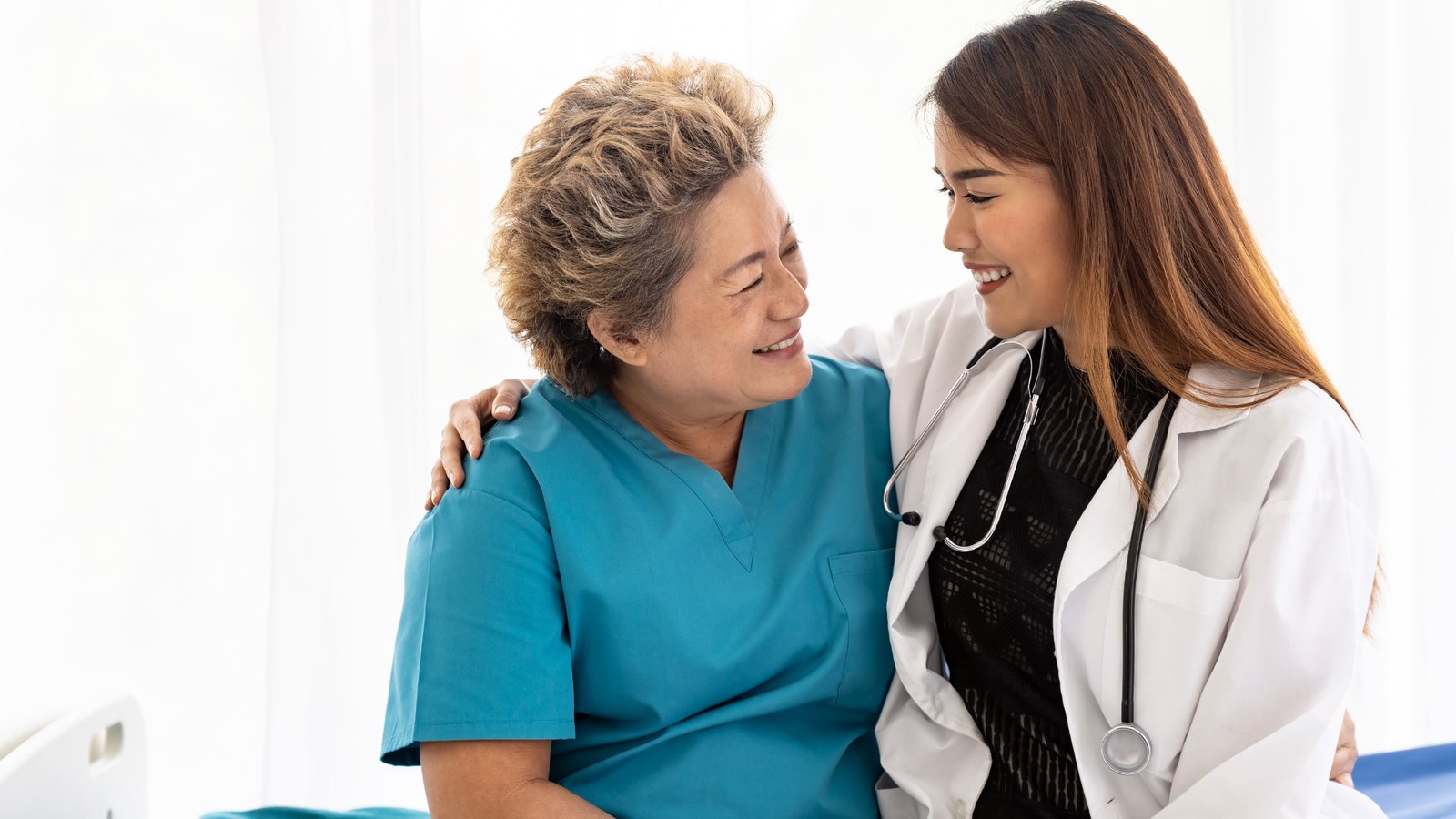 Médica e paciente sorrindo